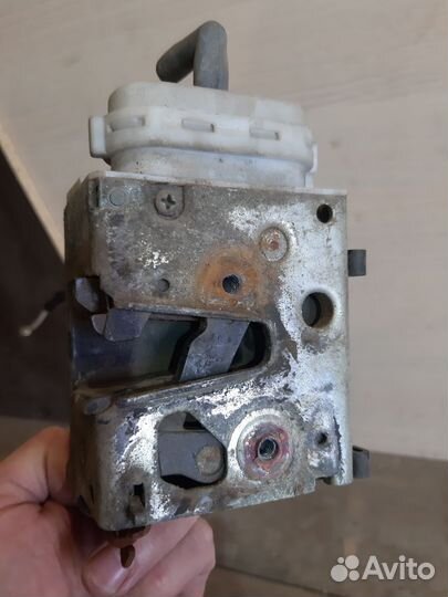 Замок двери Audi 100 C4 (правая сторона)