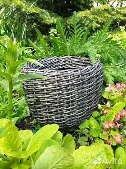 Кашпо из искусственного ротанга