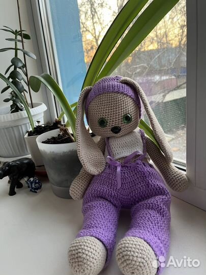 Вязанные игрушка заяц