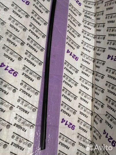 Накладка стекла передняя левая Volkswagen Touran