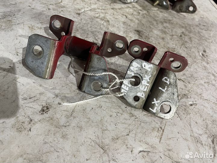 Петли задней правой двери додж чарджер 2005+