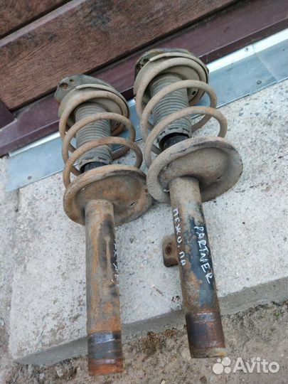 Стойка подвески передняя левая Peugeot Partner