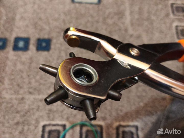 Инструмен для пробития часовых ремешков