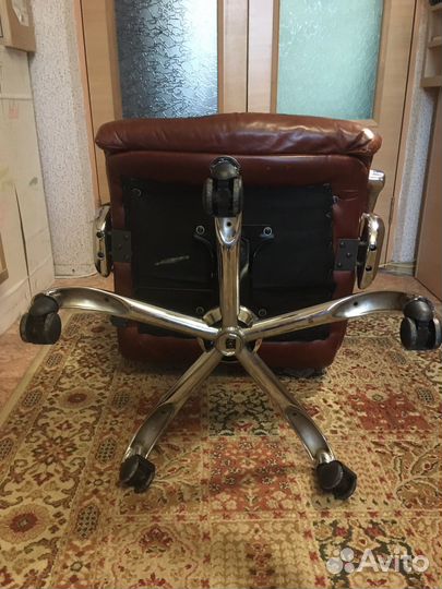 Офисное кожаное кресло