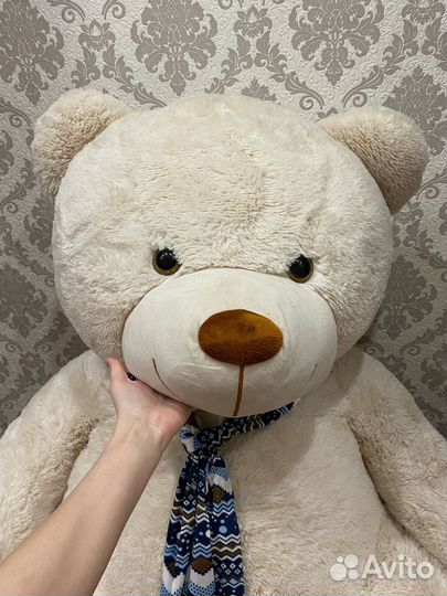 Большой плюшевый медведь