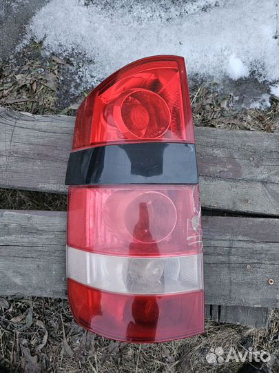 Фара задняя левая Toyota Noah