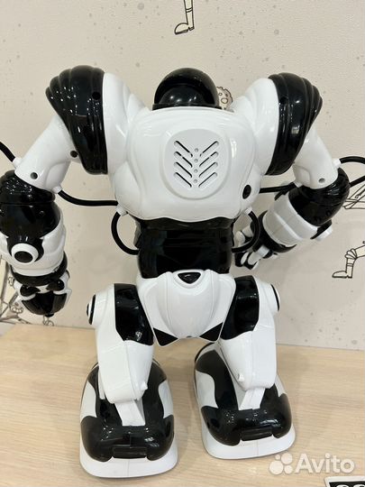 Робот на пульте управления