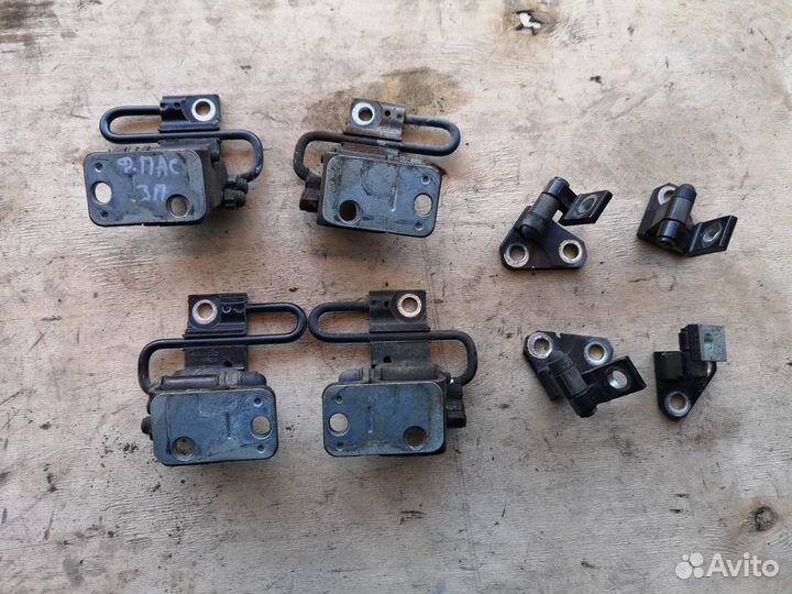 Петля двери на VW Passat B7 2008-2017 CC