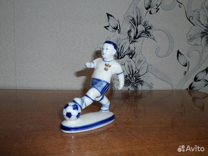 Статуэтка футболист