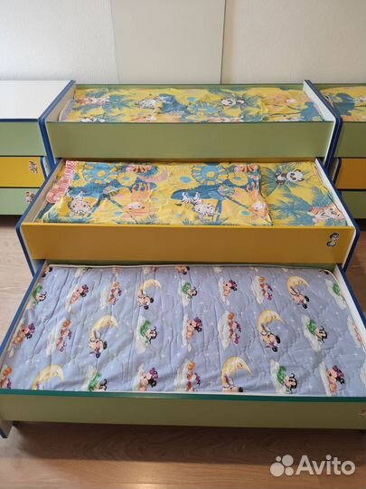 Детская трехъярусная кровать