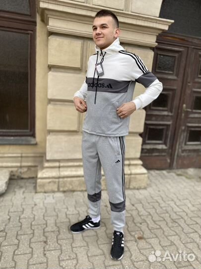 Мужской спортивный костюм