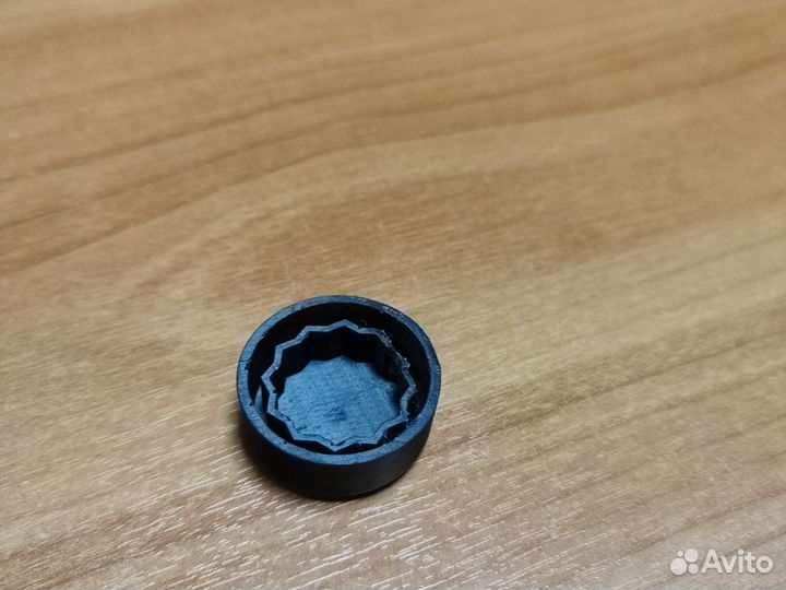 Заглушка колпачок правого поводка дворника VW