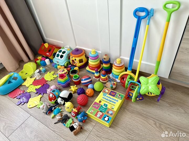 Развивающие игрушки для малышей пакетом