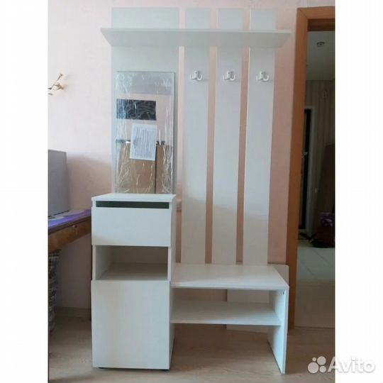 Вешалка с зеркалом в коридор