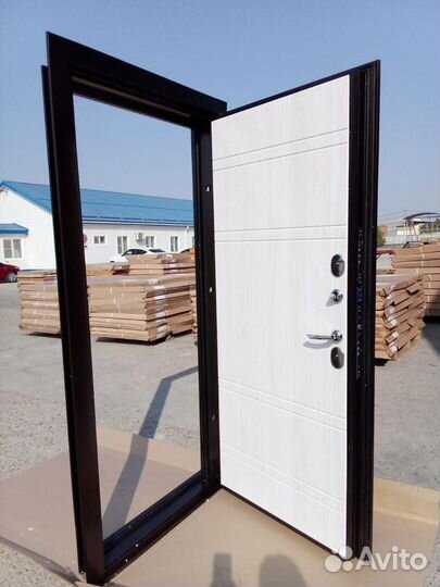 Дверь входная уличная