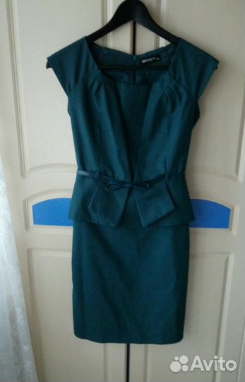 Платье с баской