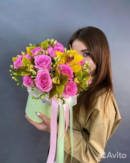 Композиция с орхидеями и розами