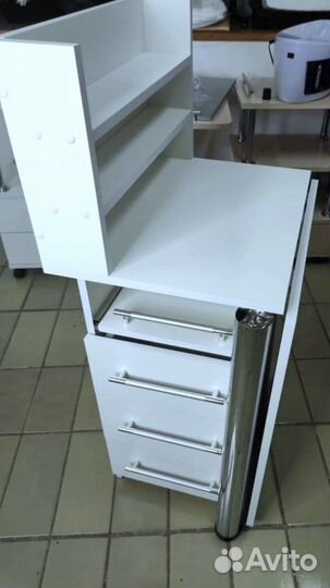 Маникюрный стол