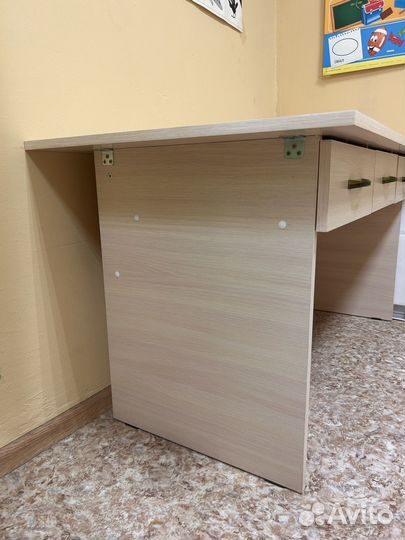 Детский письменный стол