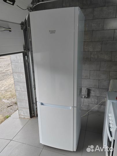 Холодильник Hotpoint-Ariston No frost