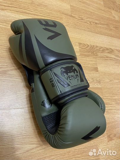 Боксёрские перчатки Venum
