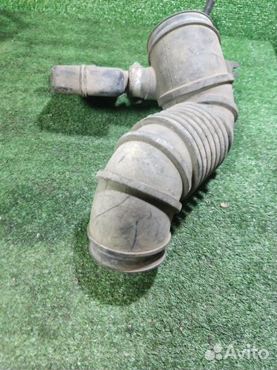 Патрубок воздушного фильтра Mitsubishi Carisma