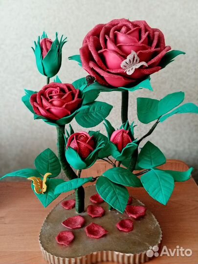 Букетик роз на подставке из фоамирана