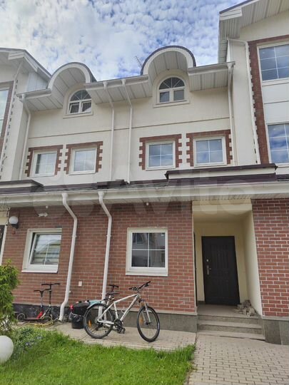 Таунхаус 269,4 м² на участке 1,8 сот.