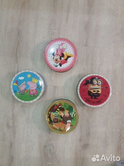 Жестяные банки из-под печенья