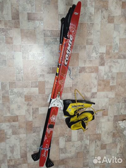 Лыжи пластиковые детские с палками и ботинки