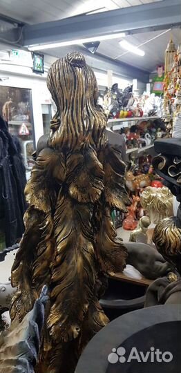 Статуя девушка с букетом