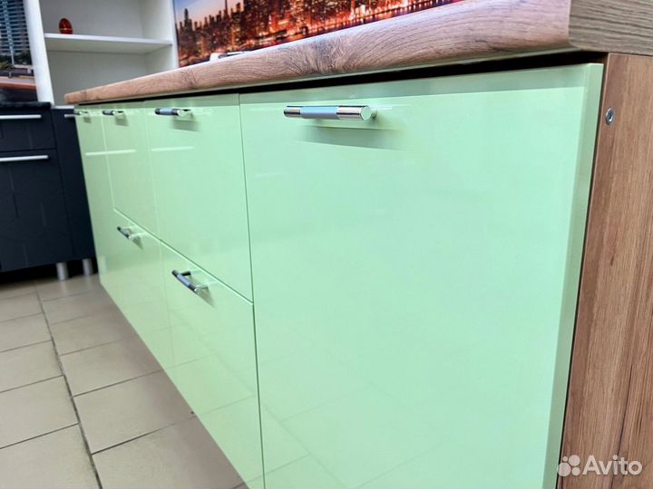 Угловая кухня со встроенной стиралкой и техникой