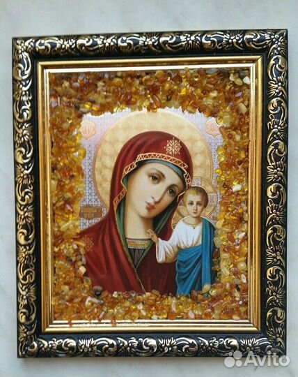 Иконы в обрамлении янтарной крошкой
