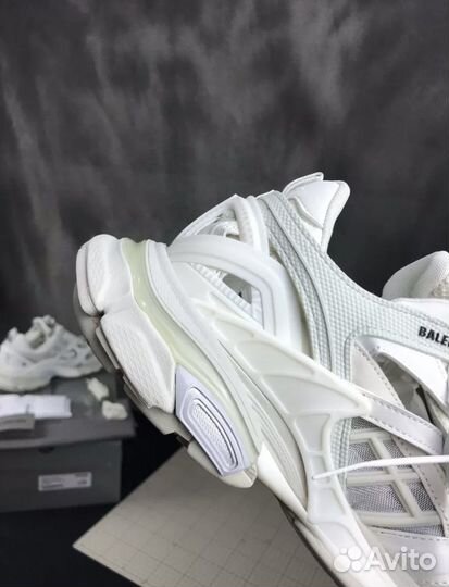 Кроссовки balenciaga track 2 на руках