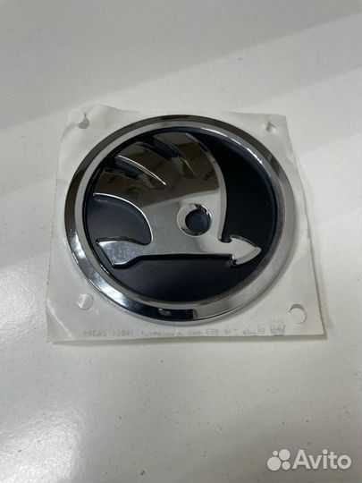 Эмблема задняя на крышку багажа Шкода фабиа рапид