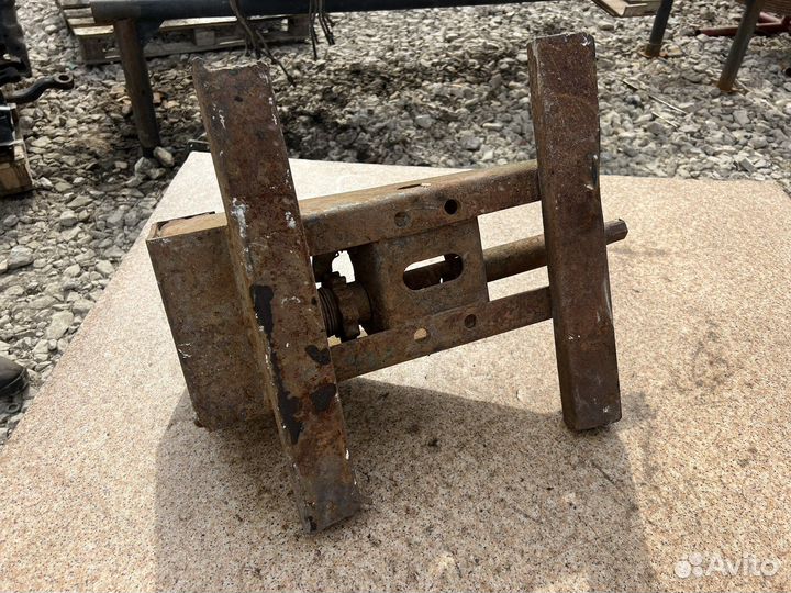 Кронштейн запасного Колеса маз