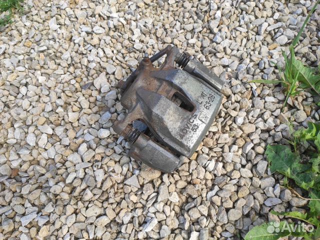 Тормозной суппорт передний левый Toyota Rav 4 XA30