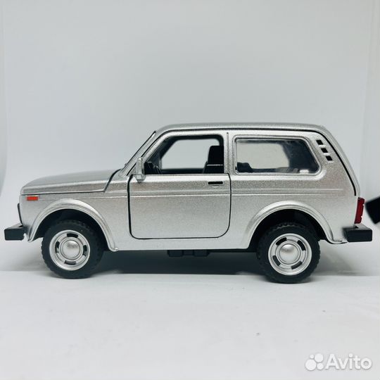 Модель автомобиля Нива 1:32
