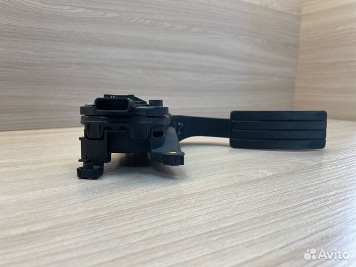 Педаль газа Renault Logan