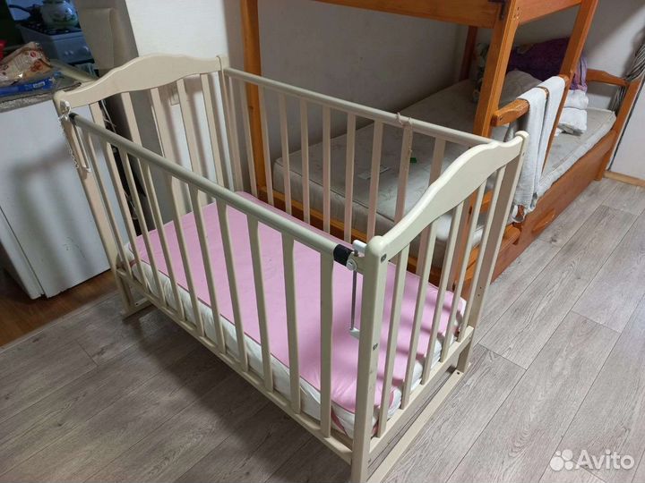 Детская кроватка с продольным маятником