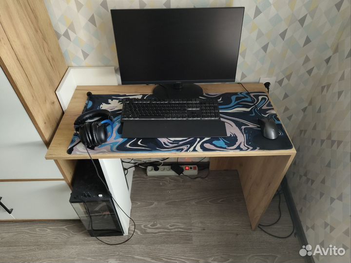 Письменный стол