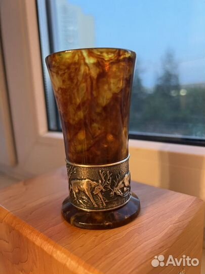 Рюмка янтарная с серебром на тему «Охота»