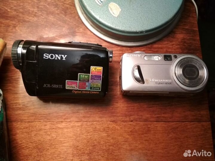 Видеокамера Sony JCR-SR87E