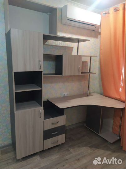 Компьютерный стол с полками и ящиками