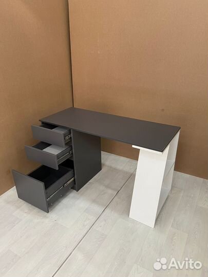 Стол писменный Карл новый