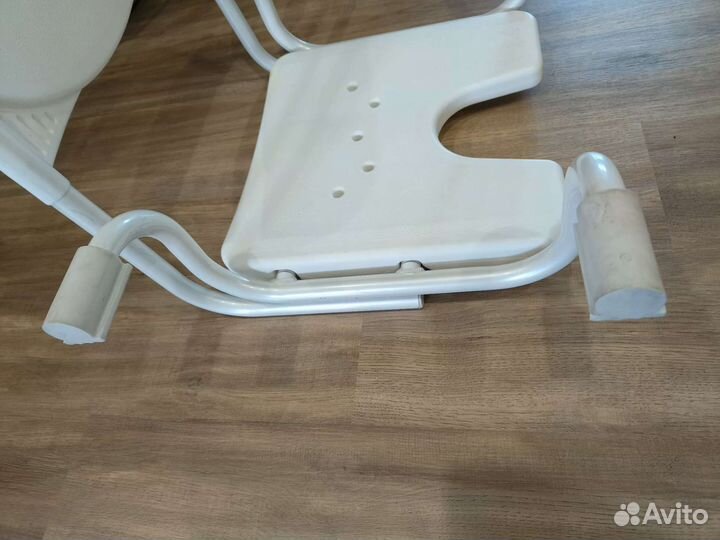 Сиденье со спинкой в ванну для пожилых людей