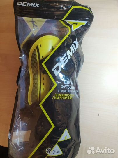 Футбольные щитки demix
