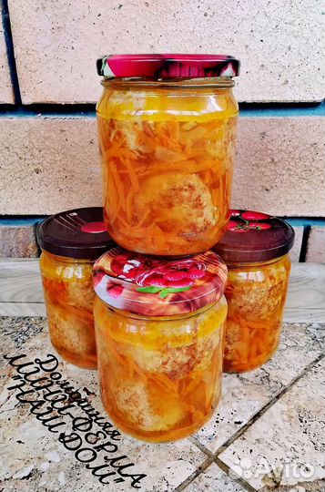 Домашние котлетки с густой подливкой и овощами