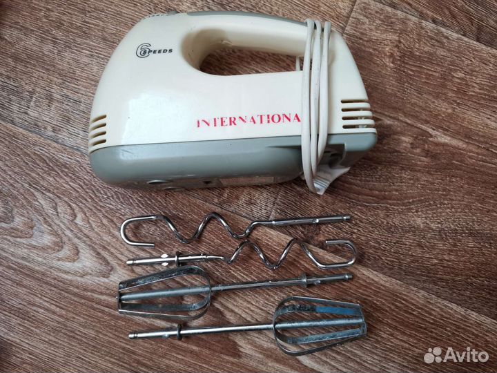 Миксер кухонный с 2 парами насадок (не работает)