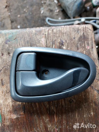 Внутренняя левая дверная ручка Хендай Акцент